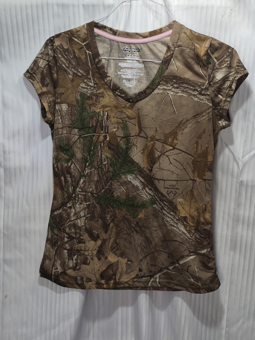 Realtree Women's Medium Camo V-Neck Tee in Brown